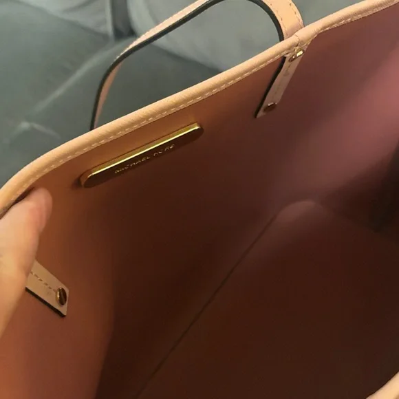 Michael Kors Jetset Light Pink Tote with Gold Accents With Wristlet - Picture 8 of 16